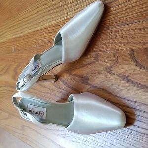 Dyables size 6B like new 3in heels